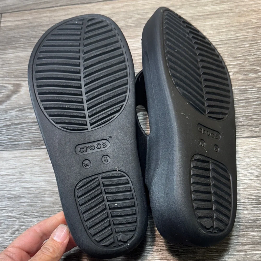 CROCS Women's Black Platform Sandals size 6 (j97)